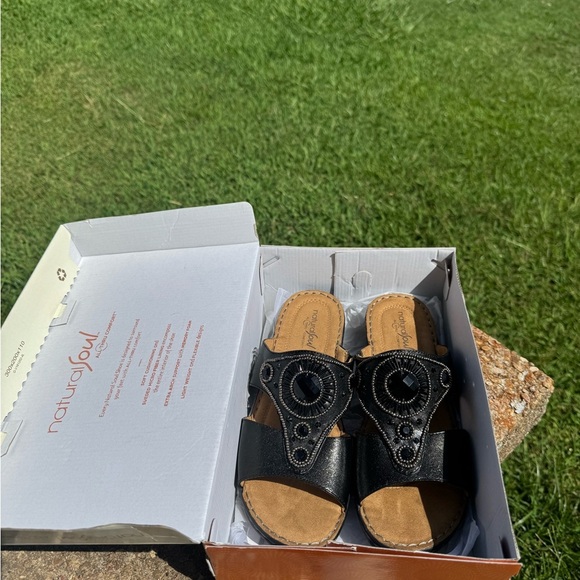 Natural Soul Black and Tan Sandals - Picture 3 of 8